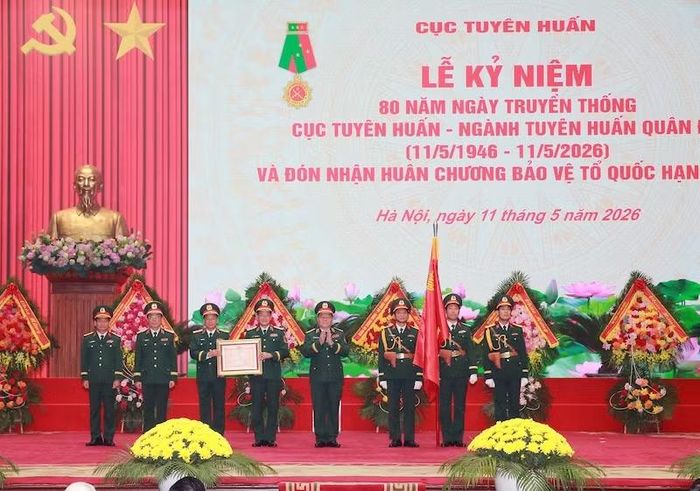 Tại buổi lễ, thừa ủy quyền của Chủ tịch nước, Đại tướng Nguyễn Trọng Nghĩa trao Huân chương Bảo vệ Tổ quốc hạng Nhất tặng Cục Tuyên huấn.