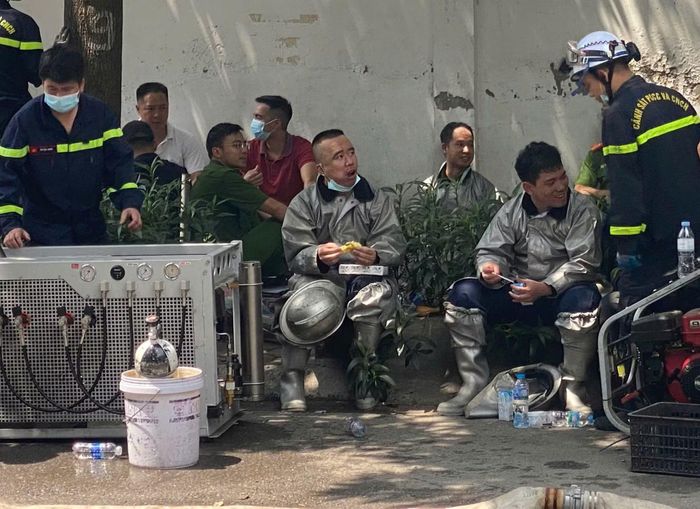 Lính cứu hỏa tranh thủ giây phút nghỉ ngơi ăn bánh mì, uống nước tiếp tục công việc chữa cháy, cứu nạn.