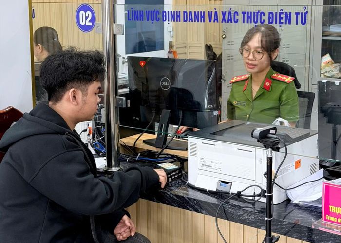 Công an xã Tân Nhựt thực hiện cấp căn cước, làm định danh điện tử mức 2 cho các em học sinh.
