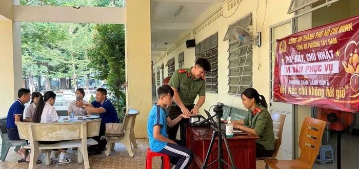Công an phường Tây Nam triển khai phương châm “Hết việc chứ không hết giờ”.