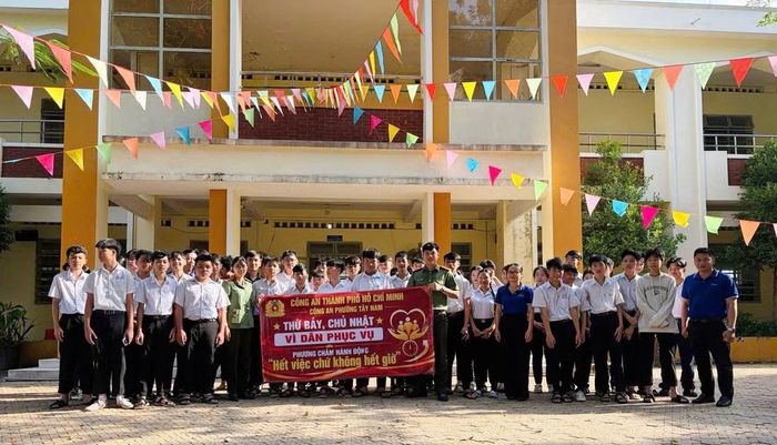 Công an phường Tây Nam phối hợp cùng Trường THPT Thanh Tuyền kích hoạt định danh điện tử cho hàng trăm học sinh ngay tại trường.