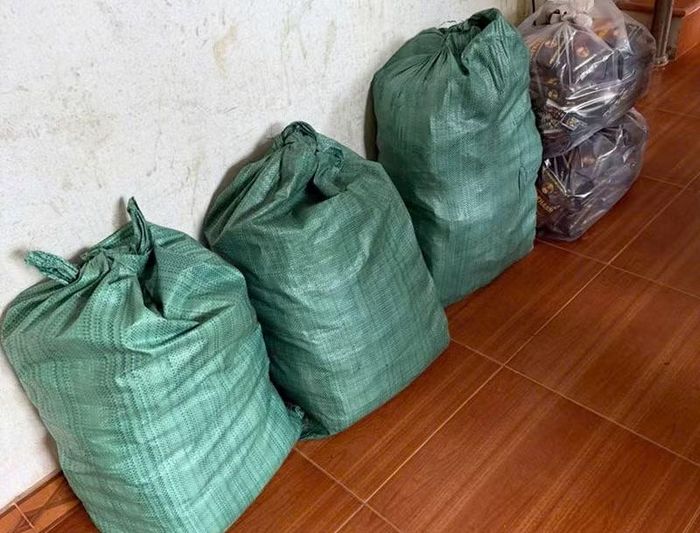 Lực lượng Công an tiến hành khám xét nơi ở của đối tượng Nguyễn Xuân Thành thu giữ nhiều cà phê giả.