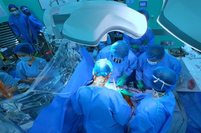 Ca phẫu thuật diễn ra chỉ khoảng 50 phút sau, tim hiến đã được ghép thành công và bắt đầu đập trở lại trong lồng ngực người bệnh.
