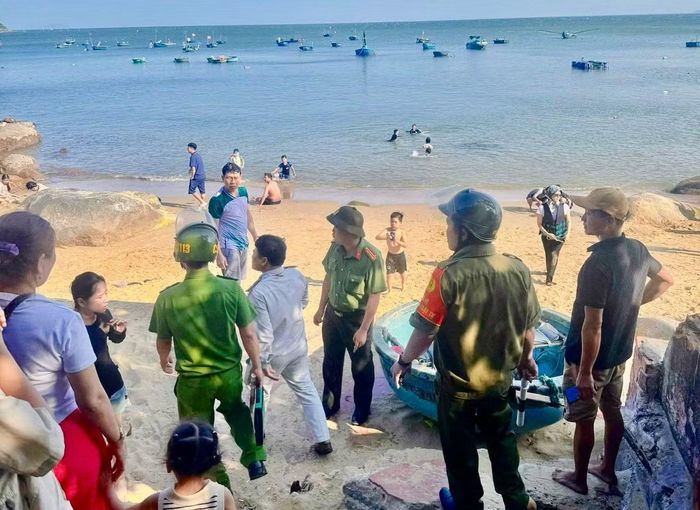 Lực lượng Công an Đà Nẵng tuần tra, đảm bảo an ninh trật tự tại bờ biển. 