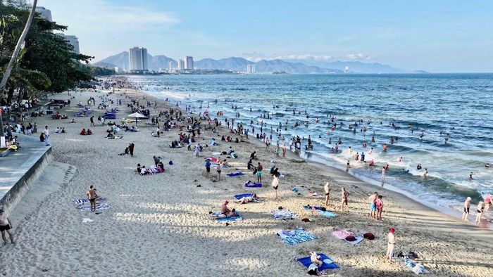 Ở biển Nha Tran, người dân và du khách tắm biển luôn trong tình trạng quá tải.