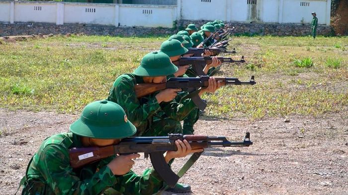 Chiến sĩ mới thực hành động tác ngắm bắn.