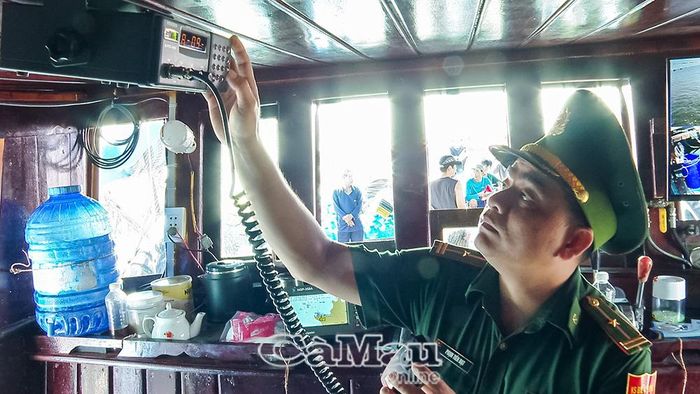 Cán bộ Đồn Biên phòng Sông Đốc kiểm tra thiết bị giám sát hành trình trên tàu cá của ngư dân.