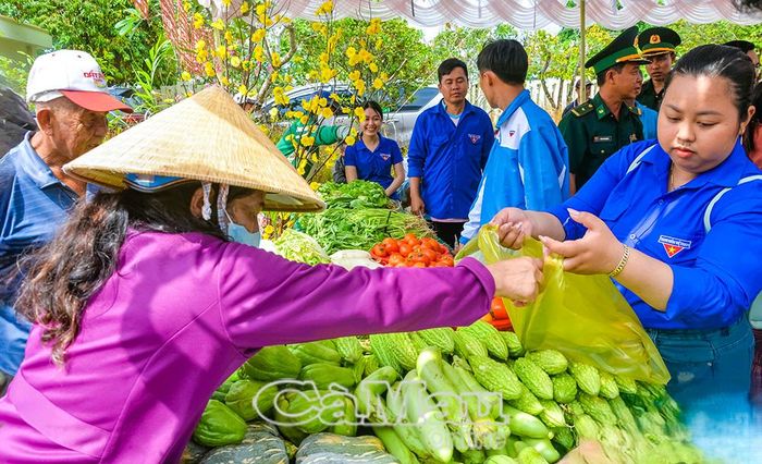 Người dân xã U Minh được khám bệnh, cấp thuốc miễn phí và nhận quà tại Ngày hội Biên phòng toàn dân.