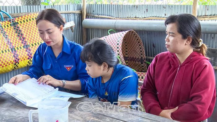 Đoàn Thanh niên xã Vĩnh Phước thường xuyên đến thăm, theo dõi tình trạng bệnh của em Lê Thị Anh Thi để kịp thời hỗ trợ gia đình.