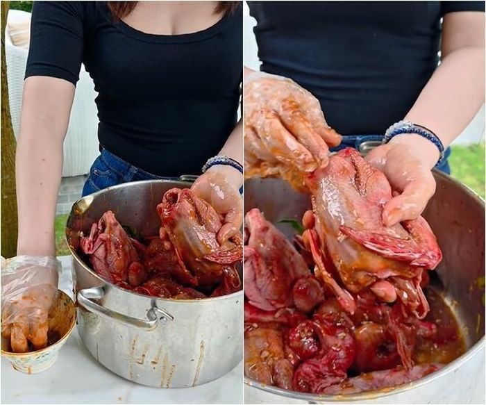 Để món ăn đạt hương vị chuẩn nhất, cô tiết lộ bí quyết: "Thịt này em để tẩm khoảng 2 tiếng sẽ rất là ngon. Em Phương sẽ cho dầu hào, ngũ vị hương, hành tỏi băm nhỏ... cho cả mật ong nữa". Cô tỉ mỉ xoa đều gia vị lên từng con chim để đảm bảo món ăn được đậm đà từ bên trong.