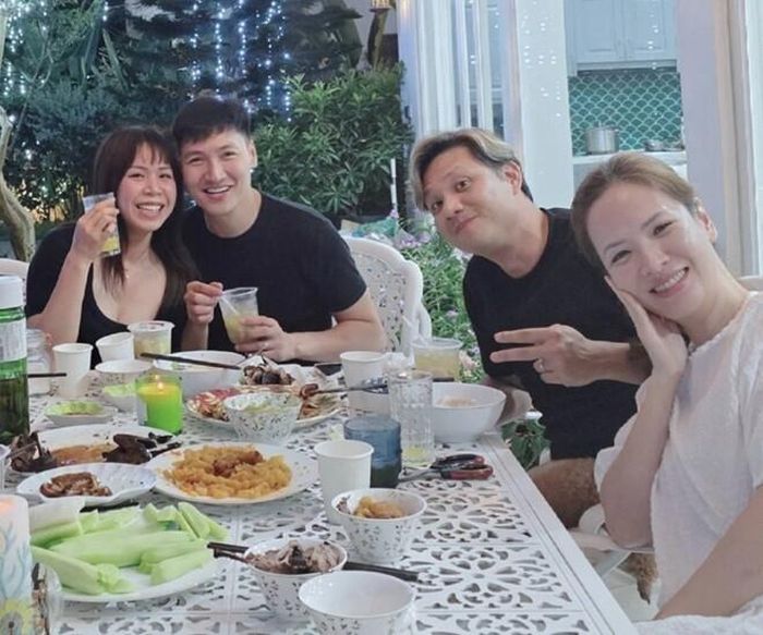 Gia đình Mạnh Trường và vợ chồng Đan Lê - Khải Anh cùng nhau quây quần bên bàn tiệc ấm cúng tại biệt thự. Không gian bữa ăn tràn ngập tiếng cười với thực đơn phong phú do chính tay Phương Phạm chuẩn bị.