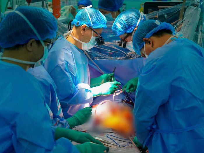 Từng thành viên trong êkíp phối hợp nhịp nhàng, tập trung cao độ trong từng thao tác, cùng hướng đến mục tiêu đưa trái tim hiển tặng đập trở lại trong lồng ngực.
