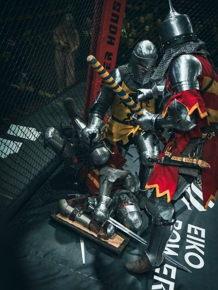Các vũ khí trong Armored MMA được làm mòn và võ sĩ không được dùng đòn đâm