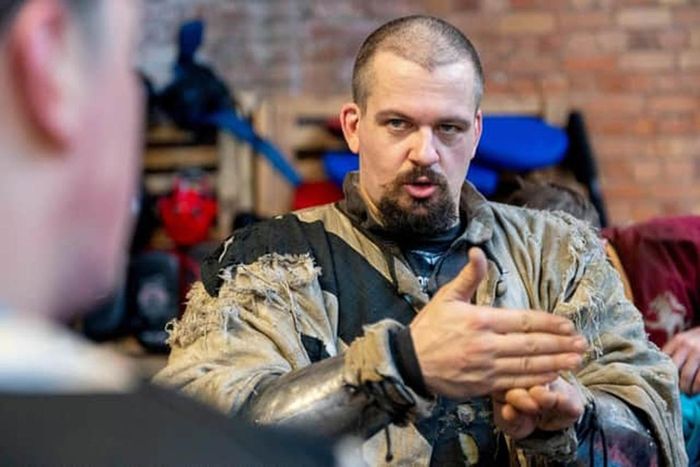 Daniel Winter điều hành câu lạc bộ Armoured Martial Arts Nottingham (Anh)
