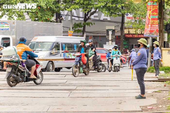 Theo quy định, rào chắn phải được đóng hoàn toàn trước khi tàu đến ít nhất 60 - 90 giây, nhưng thực tế người dân thường phải chờ từ 5 - 10 phút nên lực lượng gác chắn có lúc chưa đóng kín hoàn toàn để giảm ùn tắc. Chính tâm lý sốt ruột này khiến không ít người liều lĩnh “đua” với tàu hỏa.