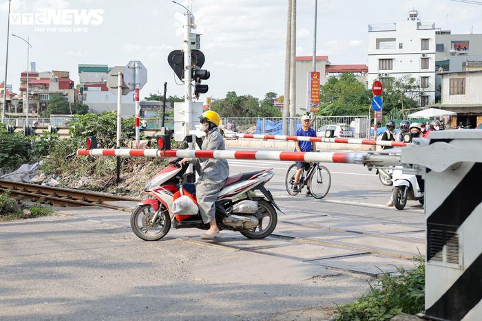 Tuy nhiên theo ghi nhận của PV Báo Điện tử VTC News, tại Km13+700 (xã Ngọc Hồi, Hà Nội), dù đã được lắp đặt rào chắn tự động cùng chuông cảnh báo, nhiều người lái xe máy vẫn cố tình len lỏi qua barie khi tín hiệu tàu đến đã kích hoạt.
