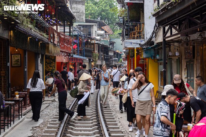 Mới đây, Bộ Xây dựng thành lập tổ công tác liên ngành để rà soát và xây dựng phương án bàn giao hạ tầng đường sắt đoạn ga Hà Nội - Gia Lâm cho thành phố quản lý. Hai bên cũng thống nhất giảm tần suất tàu khách, dừng tàu hàng qua khu vực cà phê đường tàu và cầu Long Biên, chuyển hướng tàu hàng sang tuyến Bắc Hồng - Văn Điển.