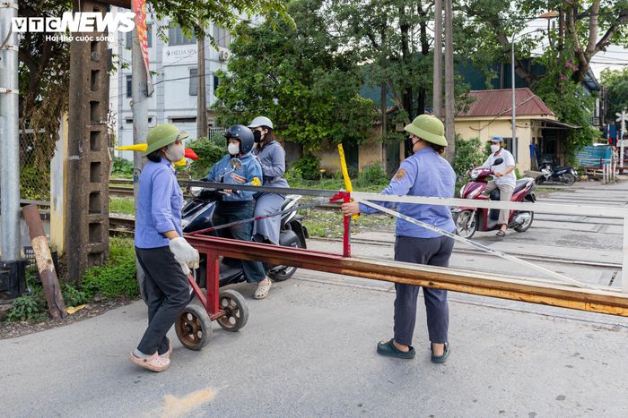 Thậm chí, khi barie đã được đóng hoàn toàn, một số người vẫn cố tình len lỏi vượt qua.