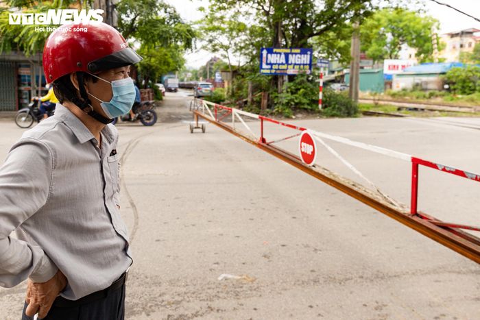 Ông Nguyễn Tiến Tài, người sống gần 40 năm tại khu vực ngã ba Ngọc Hồi - thị trấn Văn Điển, cho biết dù hệ thống rào chắn được nâng cấp hiện đại hơn trước, nhưng tình trạng vi phạm quy định an toàn đường sắt vẫn diễn ra phổ biến. Theo ông Tài, ngoài nguyên nhân ý thức chấp hành luật giao thông của một bộ phận người dân còn hạn chế, vẫn còn tình trạng một số thời điểm barie chưa được đóng kín dù tín hiệu cảnh báo đã bật đỏ, khiến nhiều người chủ quan “đùa giỡn với tử thần”.