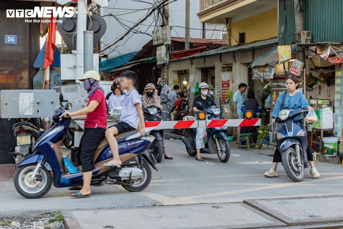 Bất chấp tín hiệu cảnh báo đỏ rực, nhiều người vẫn phóng xe qua trong tích tắc, ngó lơ hiểm họa cận kề.