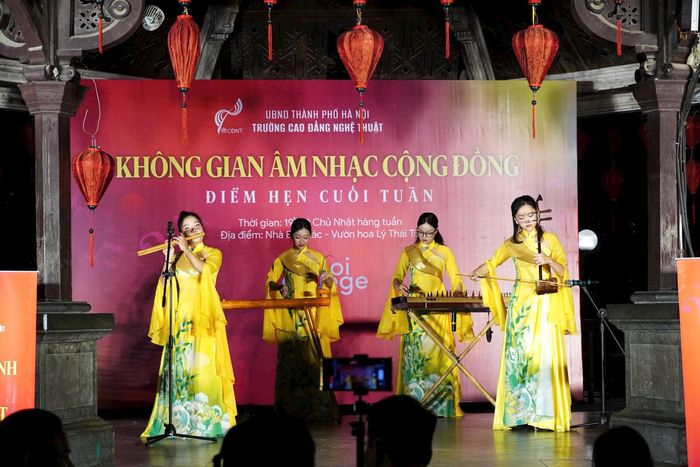 Chương trình "Âm nhạc cộng đồng" do Trường Cao đẳng Nghệ thuật Hà Nội thực hiện, với sự tham gia của các nghệ sĩ trẻ và sinh viên, học viên nhà trường biểu diễn. Ảnh: BTC