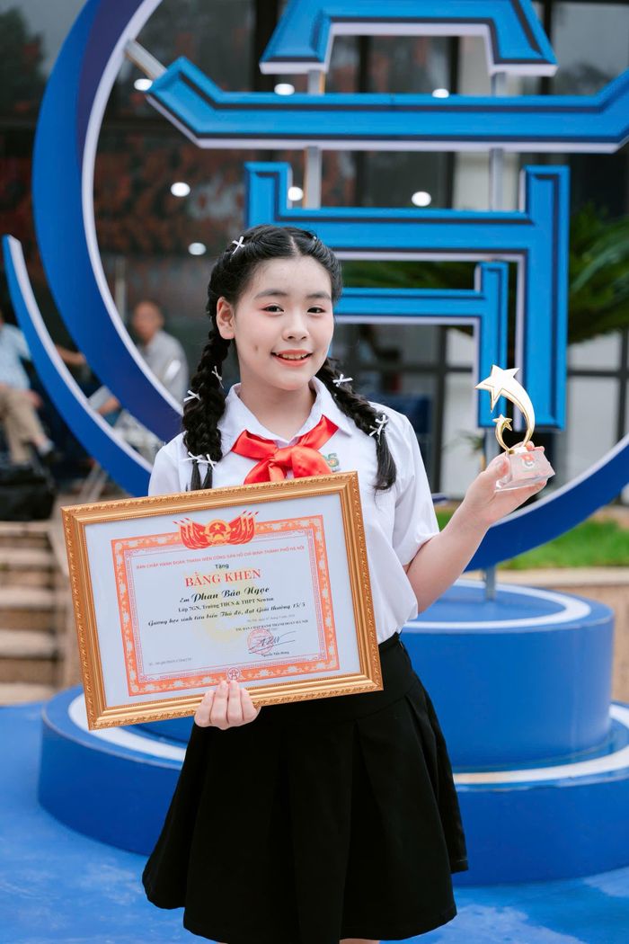 Giải thưởng 15-5 là động lực để cô bé tiếp tục học tập và cống hiến. Ảnh: NVCC