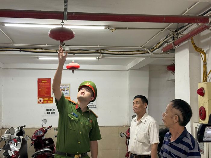 Công an phường Ô Chợ Dừa thường xuyên phối hợp kiểm tra phương tiện chữa cháy tại chỗ, hướng dẫn kỹ năng thoát nạn cho các hộ kinh doanh và nhân dân.