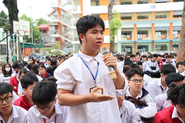 Học sinh lớp 12 Trường THPT Hoài Đức A (Hà Nội) chia sẻ băn khoăn về việc chọn ngành, chọn trường. Ảnh: ND