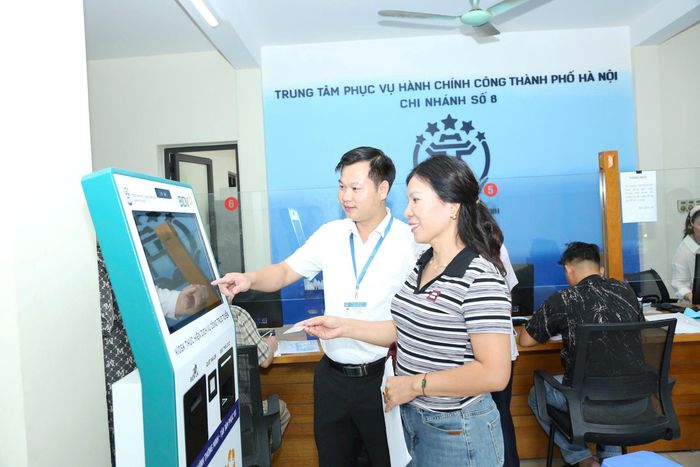 Hướng dẫn người dân làm thủ tục hành chính tại xã Quang Minh. Ảnh: Phạm Hùng