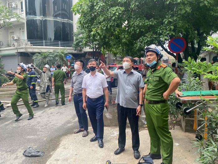 Lãnh đạo phường Từ Liêm có mặt tại hiện trường chỉ đạo công tác chữa cháy. Ảnh: PV
