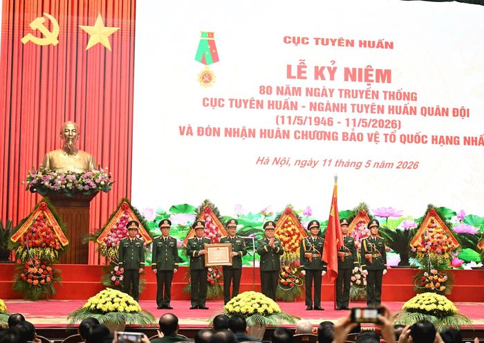 Thừa ủy quyền của Chủ tịch nước, Đại tướng Nguyễn Trọng Nghĩa đã trao Huân chương Bảo vệ Tổ quốc hạng Nhất tặng Cục Tuyên huấn. Ảnh: Nguyên Khánh/TTXVN