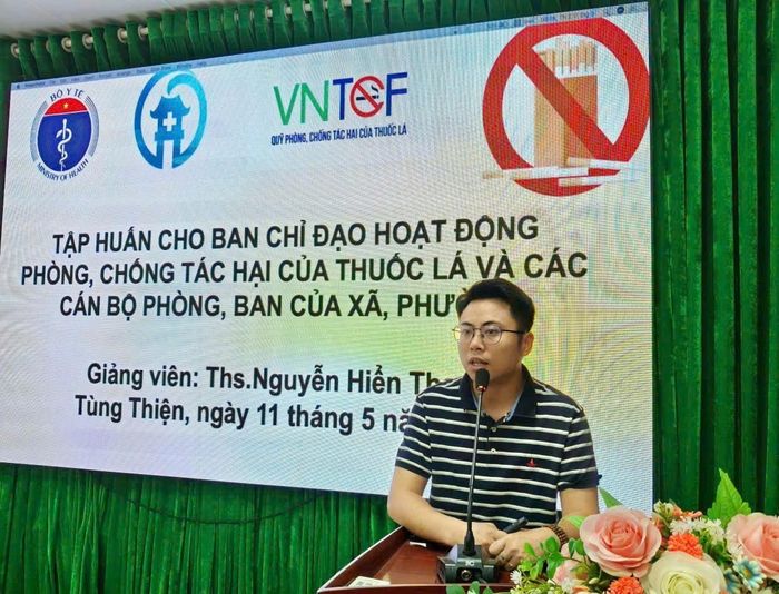 Thạc sĩ Nguyễn Hiển Thanh, đại diện CDC Hà Nội, truyền đạt chuyên đề về tác hại của thuốc lá đối với sức khỏe con người. Ảnh: PL