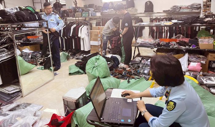 QLTT Hà Nội bắt giữ hàng giả mạo nhãn hiệu tại phường Từ Liêm. Ảnh: Hoài Nam