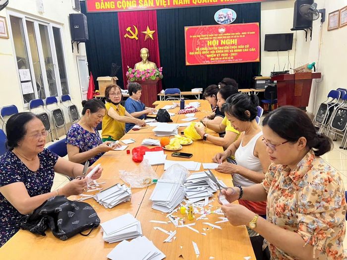 Phong trào gấp túi đựng thuốc bằng giấy tái chế nhằm hỗ trợ các bệnh viện trên địa bàn được phụ nữ phường Văn Miếu - Quốc Tử Giám đẩy mạnh. Ảnh: PV
