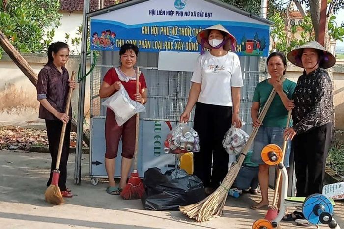 Chi hội Phụ nữ thôn Thái Bạt 1 đã nghiệm thu, gắn biển và đưa vào sử dụng mô hình "Ngôi nhà xanh phân loại, xử lý rác xây dựng gia đình 3 sạch". Ảnh: PV