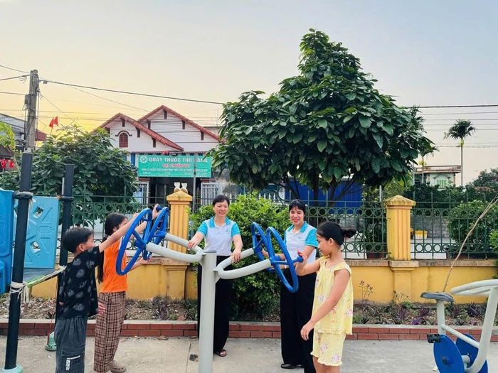Hội Liên hiệp phụ nữ xã Vân Đình ra mắt mô hình điểm "Nhà văn hóa sáng - xanh - sạch - đẹp" tại thôn Vĩnh Thượng. Ảnh: PV