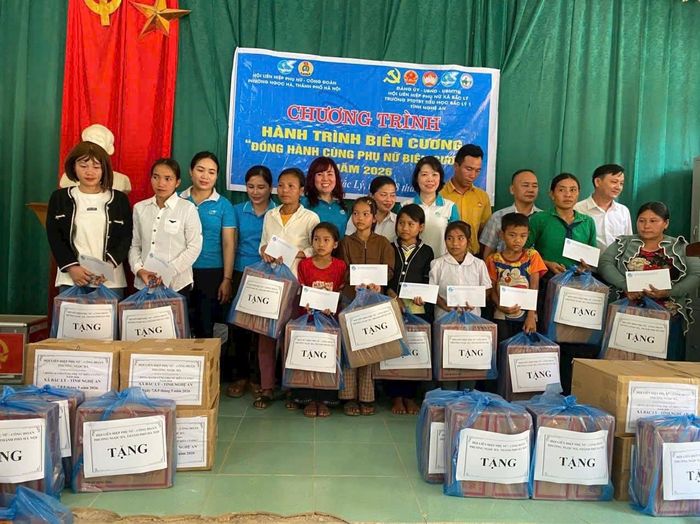Nhiều phần quà thiết thực của phụ nữ phường Ngọc Hà đã được trao tới người dân tại chương trình "Hành trình Biên cương 2026" . Ảnh: PV