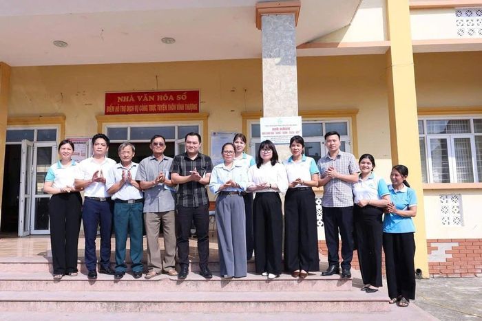 Hội Liên hiệp phụ nữ xã Vân Đình ra mắt mô hình điểm "Nhà văn hóa sáng - xanh - sạch - đẹp" tại thôn Vĩnh Thượng. Ảnh: PV