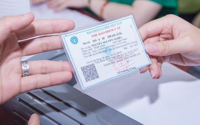 Từ 15/5, cho người khác mượn thẻ BHYT hoặc sử dụng thẻ BHYT của người khác trong khám bệnh, chữa bệnh sẽ bị phạt tiền lên đến 5 triệu.