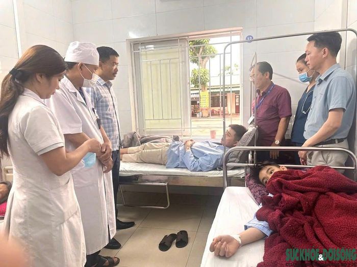 Lãnh đạo Sở Y tế Nghệ An thăm các bệnh nhân ngộ độc thực phẩm ở xã Diễn Châu.
