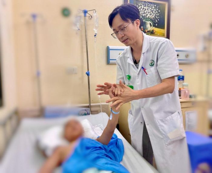 TS.BS.Bùi Huy Mạnh và cháu bé sau ca phẫu thuật thành công.