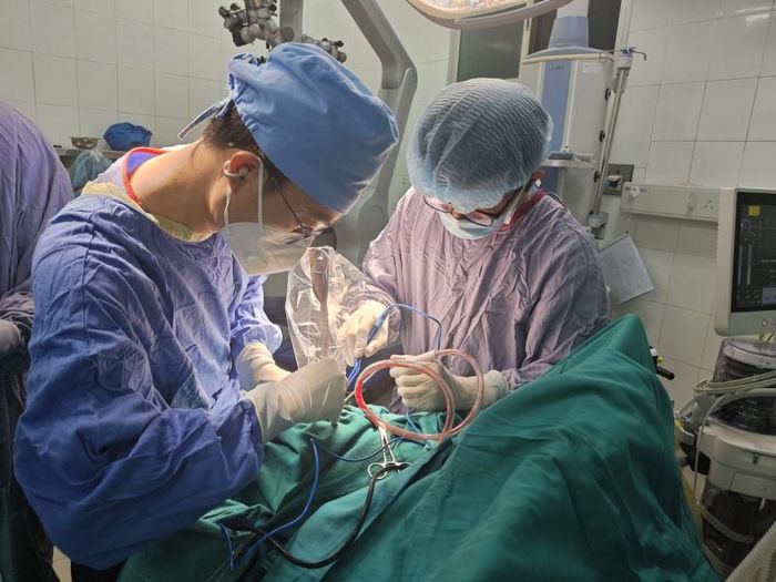 Các bác sĩ đang phẫu thuật lấy dao ra khỏi đầu cháu bé.