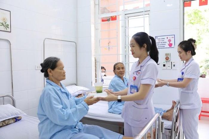 Đội ngũ điều dưỡng còn là cầu nối ấm áp, tích cực kêu gọi và trao tặng những suất ăn nghĩa tình đến tận các bệnh nhân có hoàn cảnh khó khăn