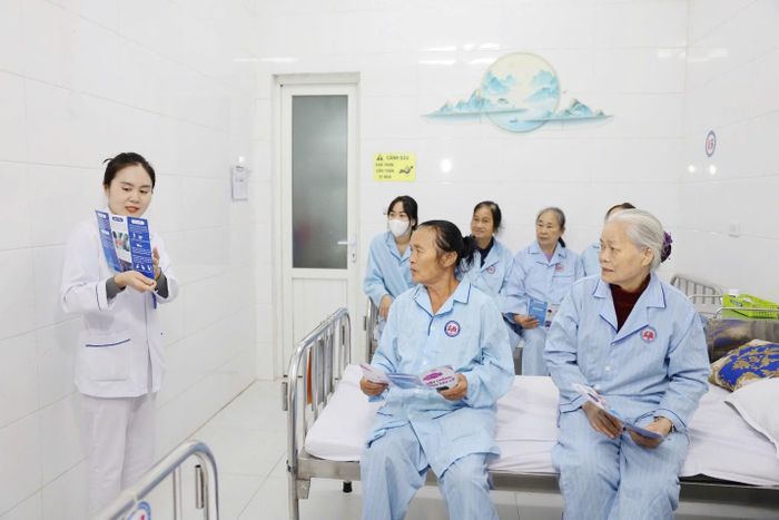 Hoạt động truyền thông, giáo dục sức khỏe và họp Hội đồng người bệnh được duy trì thường xuyên, giúp người bệnh yên tâm điều trị
