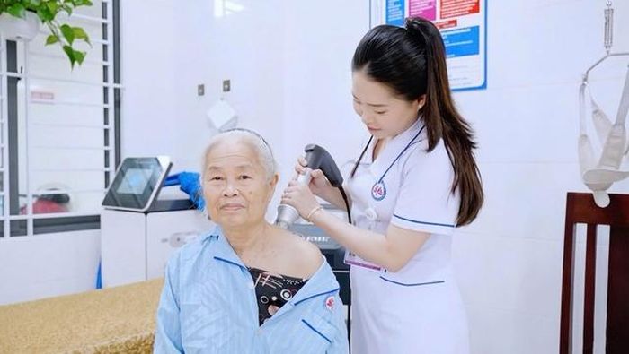 Điều dưỡng Nguyễn Thị Diệu Linh – gương mặt Điều dưỡng xuất sắc năm 2025 luôn thực hiện nhiệm vụ với tinh thần trách nhiệm và sự thấu hiểu sâu sắc.