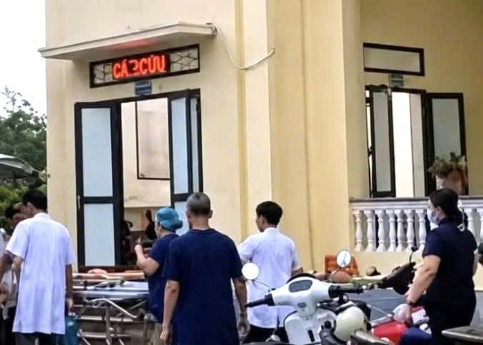 Các nạn nhân được đưa đến bệnh viện sau khi bị đối tượng Bùi Trung Mạnh truy sát. Ảnh: CTV.