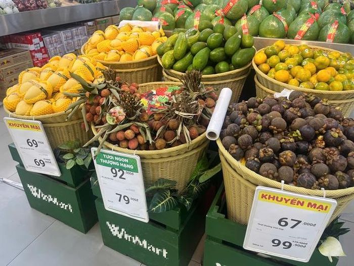 Vải, măng cụt… là những mặt hàng được nhiều người tìm mua trong những ngày đầu hè. Ảnh: Đan Tâm.