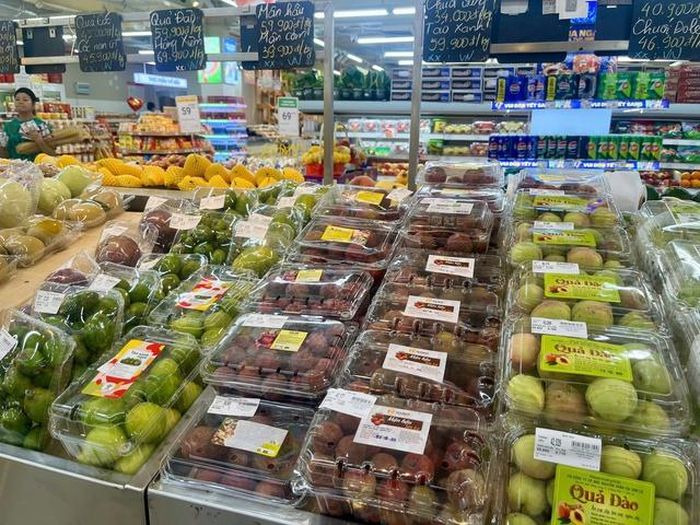 Các cửa hàng hoa quả, siêu thị tại Hà Nội bày bán với nhiều loại trái cây đặc trưng mùa hè. Ảnh: Đan Tâm.