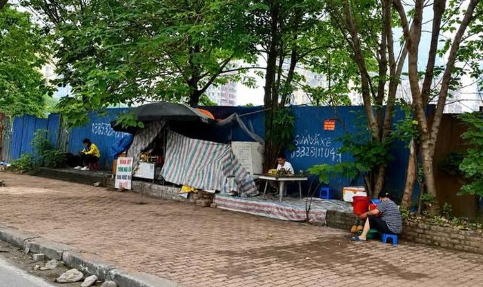 Bên ngoài dự án cỏ dại mọc um tùm và nhiều quán nước mọc lên.