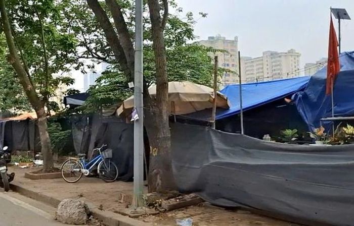 Có hàng quán lấn chiếm một cách kín đáo, được che phủ gần như hoàn toàn bởi bạt.
